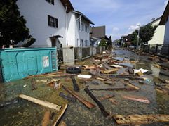 Juni:   Eine Straße in Fischerdorf nach Rückgang des Hochwassers.